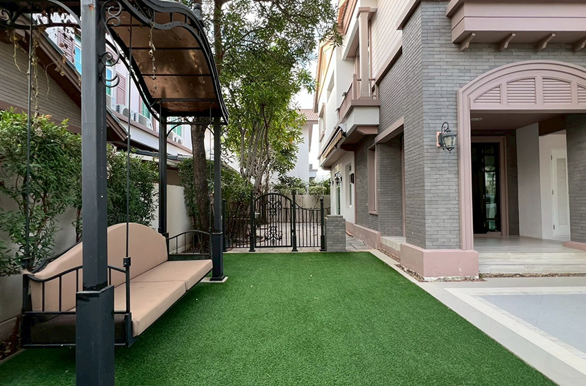 House with Shared Pool in Bangnatrad : Nantawan Bangna Km.7 